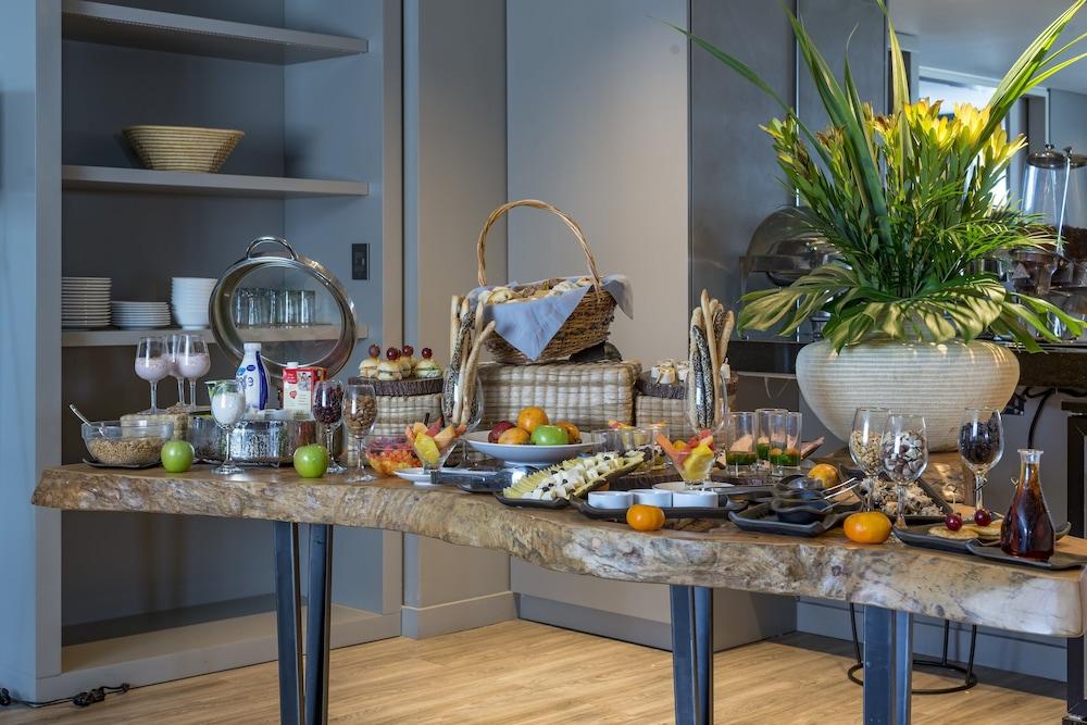 Готель Movich Buro 51 Барранкілья Екстер'єр фото A buffet table
