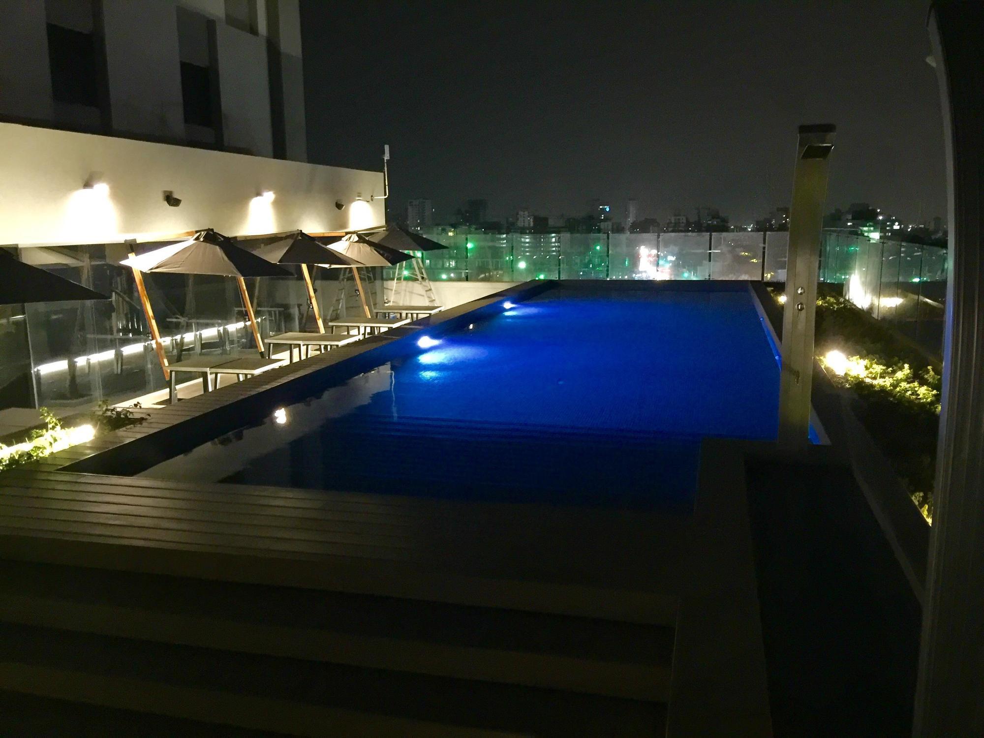 Готель Movich Buro 51 Барранкілья Екстер'єр фото Rooftop pool at the hotel